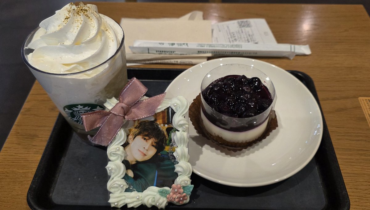 k1978222k's tweet photo. スタバ★
加賀棒ほうじ茶フラペチーノとブルーベリーのタルト❤
増量したホイップとタルト一緒に食べたら美味しかった😋
ちょっとお行儀悪いけど（笑）
最近ストレスで体調悪いので気晴らし大事ね❤ https://t.co/9e6xwuCZSY