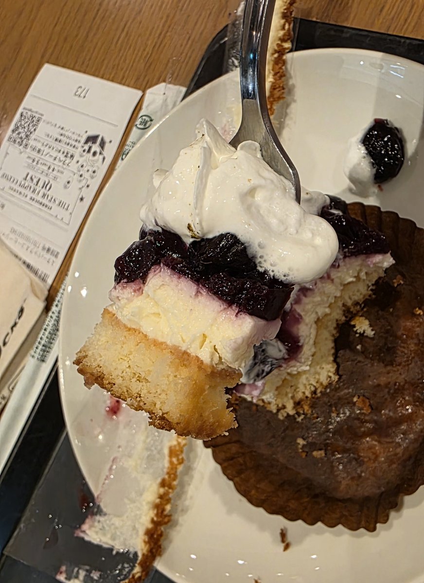 k1978222k's tweet photo. スタバ★
加賀棒ほうじ茶フラペチーノとブルーベリーのタルト❤
増量したホイップとタルト一緒に食べたら美味しかった😋
ちょっとお行儀悪いけど（笑）
最近ストレスで体調悪いので気晴らし大事ね❤ https://t.co/9e6xwuCZSY