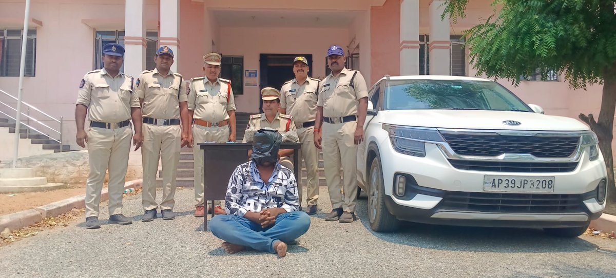 AnantapurPolice's tweet image. 1½ KG, గంజాయి, రూ. 16,30,500/- విలువ చేసే కారు, మూడు సెల్ ఫోన్ లు స్వాధీనం... అంతర్రాష్ట్ర గంజాయి విక్రేత అరెస్ట్ -- కూడేరు సి.ఐ జి.రాజు.
@APPOLICE100 #SayNoToDrugs
#DrugFreeSociety
#PoliceAction
#AnantapurPolice
#StopDrugTrafficking