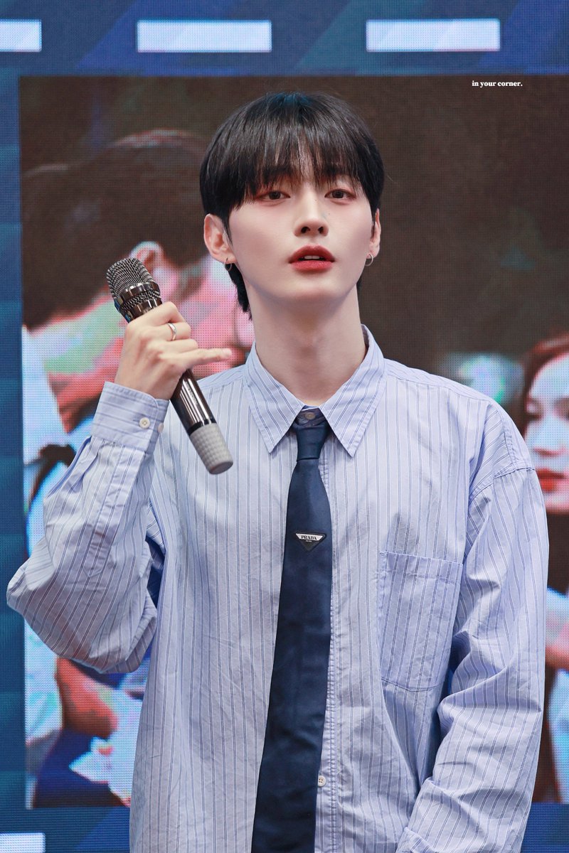 inyourcorner__'s tweet photo. 260411 천구비 팬사인회 in 상하이

#윤지성 #YoonJisung
#천둥구름비바람
#ThundercloudRainstorm https://t.co/xHCz358HCN