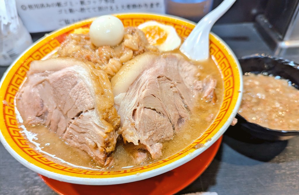 えどもんど 西日暮里店
ラーメン(250g)+豚券

よわよわ社畜、ひたすら単発駆け抜け遅め凸😭

カネシつよつよ濃いめ乳化スープ塩っぱうま
気分上々、血圧急上昇🤣
しっとりホロホロ神豚に感動腹パン
今週もご馳走様でした🙏

ミリゴで逆万枚出した怖い話を聞いて帰宅😱
 #えどもんど  #ラーメン