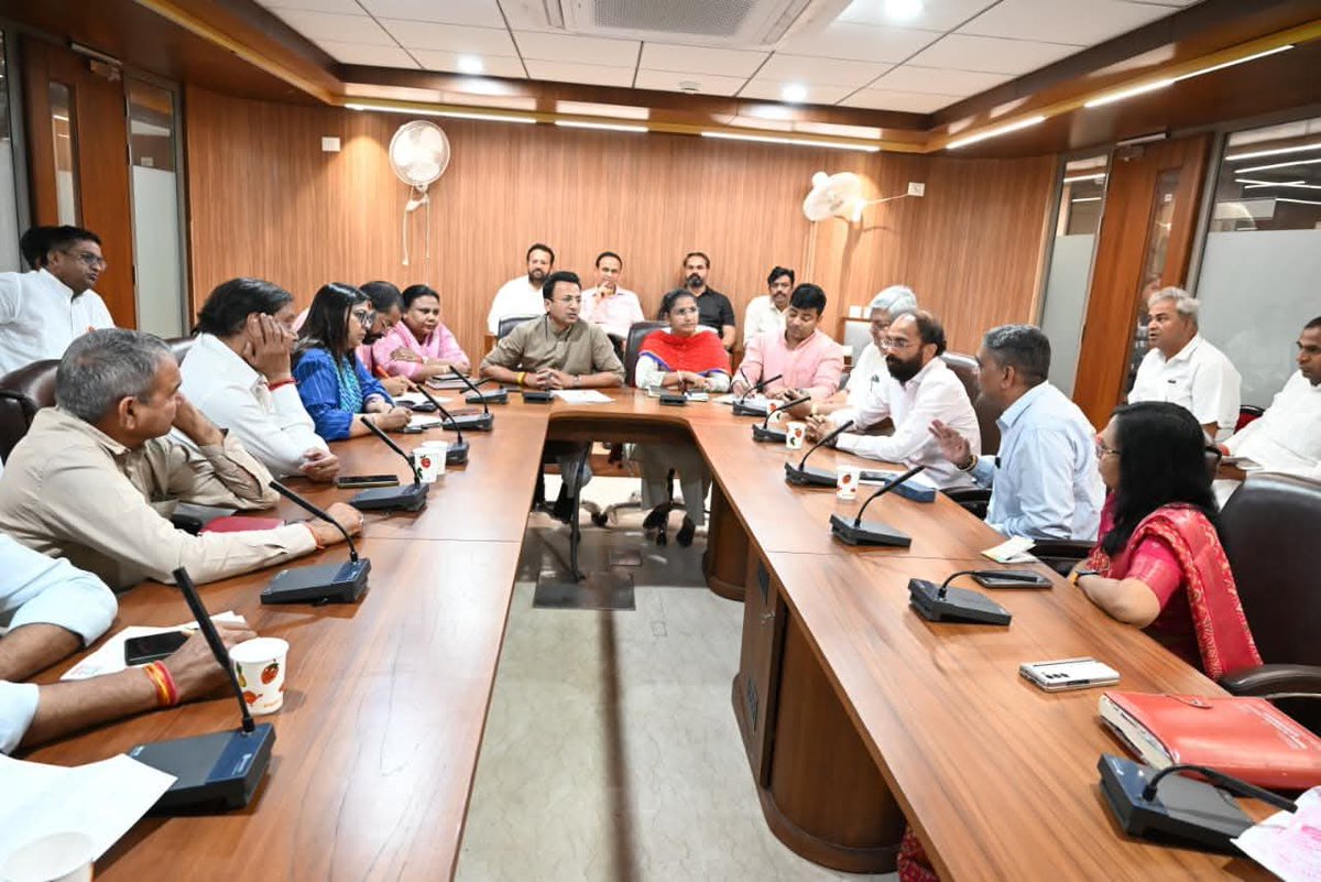 ChArunkumar0003's tweet image. प्रदेश कार्यालय में आयोजित संगठनात्मक बैठक में रहना हुआ। 
प्रदेश महामंत्री श्री विष्णु मित्तल जी का मार्गदर्शन प्राप्त हुआ।
@PavanRanaRSS
@visshnumittal @BJP4Delhi
#BJP #BJPDelhi #delhi #bharat