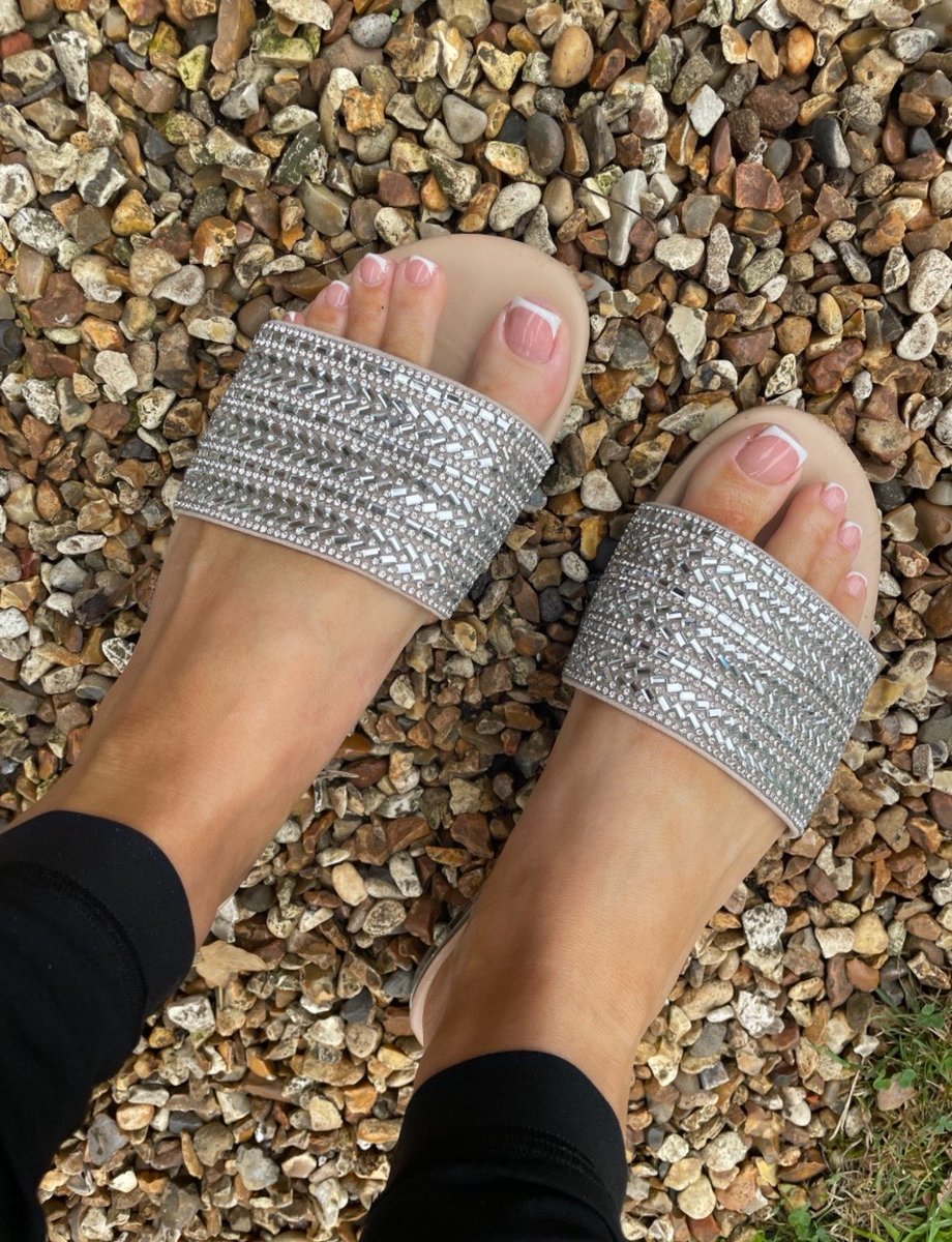 LuxeToes_'s tweet photo. The sun is shining! Making me excited for sandal weather 😜☀️ who else loves a fresh pedi and feet out? https://t.co/5MTlVqIAth
