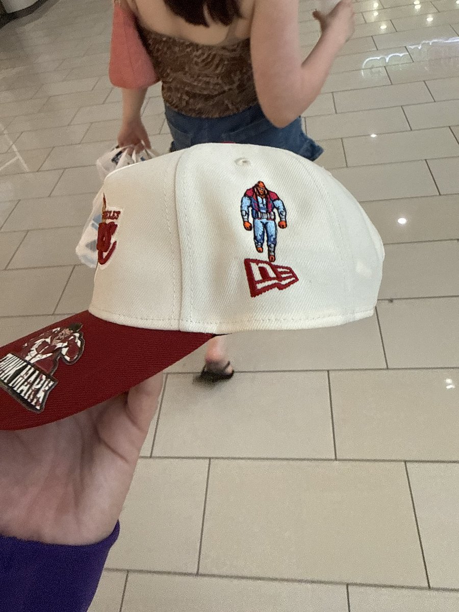 Bought a hat today on my vacation in LA. Maybe it’s lucky #Lakers