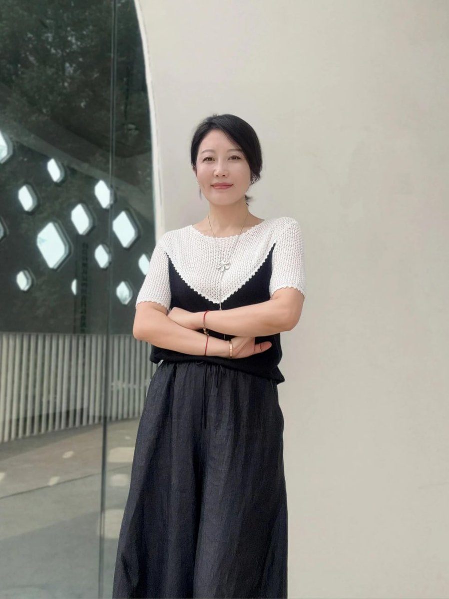 今天我的小孩去補習，
剩我一個人走在路上。
聽到旁邊有人聲說：
「那好像是***的媽媽耶…」
雖然我根本不認識他們，
但還是轉頭，
跟他們大力點頭打招呼！
結果同學直接嚇到罵髒話🤣
阿姨我是不是太調皮了😝 https://t.co/1MbU3HlFVm
