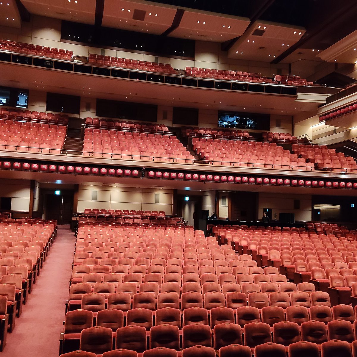 otanao0828's tweet photo. #氷川きよし特別公演
博多座初日！座長 KIINA. さんの地元福岡。超満員大盛り上がりでした🕺🎵
本日ご観劇の皆様ありがとうございました！これ���らご来場いただく皆様お待ちしております🙇
このまま4/30の大千穐楽まで、キャストスタッフ全員で駆け抜けます🤗
#白雲の城
#人あるがまま https://t.co/4bLfQwpsD3