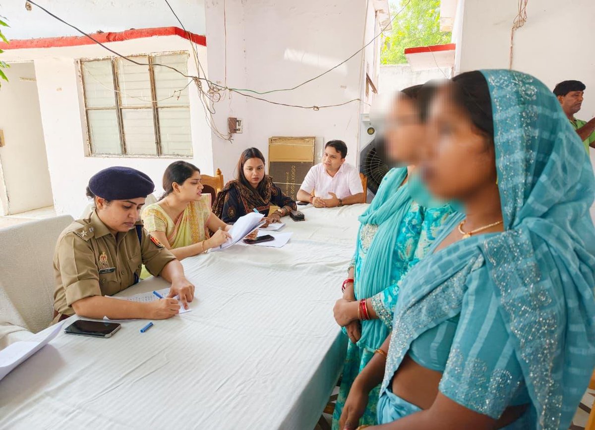 ambedkarnagrpol's tweet image. .#DM_ABN श्रीमती ईशा प्रिया व #SP_ABN @prachiIPS द्वारा थाना दिवस के अवसर पर PS अकबरपुर में जनसुनवाई की गई व जनता की समस्याओ को विस्तारपूर्वक सुनकर उन्हें न्याय का भरोसा दिलाते हुये उनकी समस्याओं का न्यायोचित निस्तारण करने हेतु सम्बन्धित को निर्देशित किया गया। 
#UPPolice