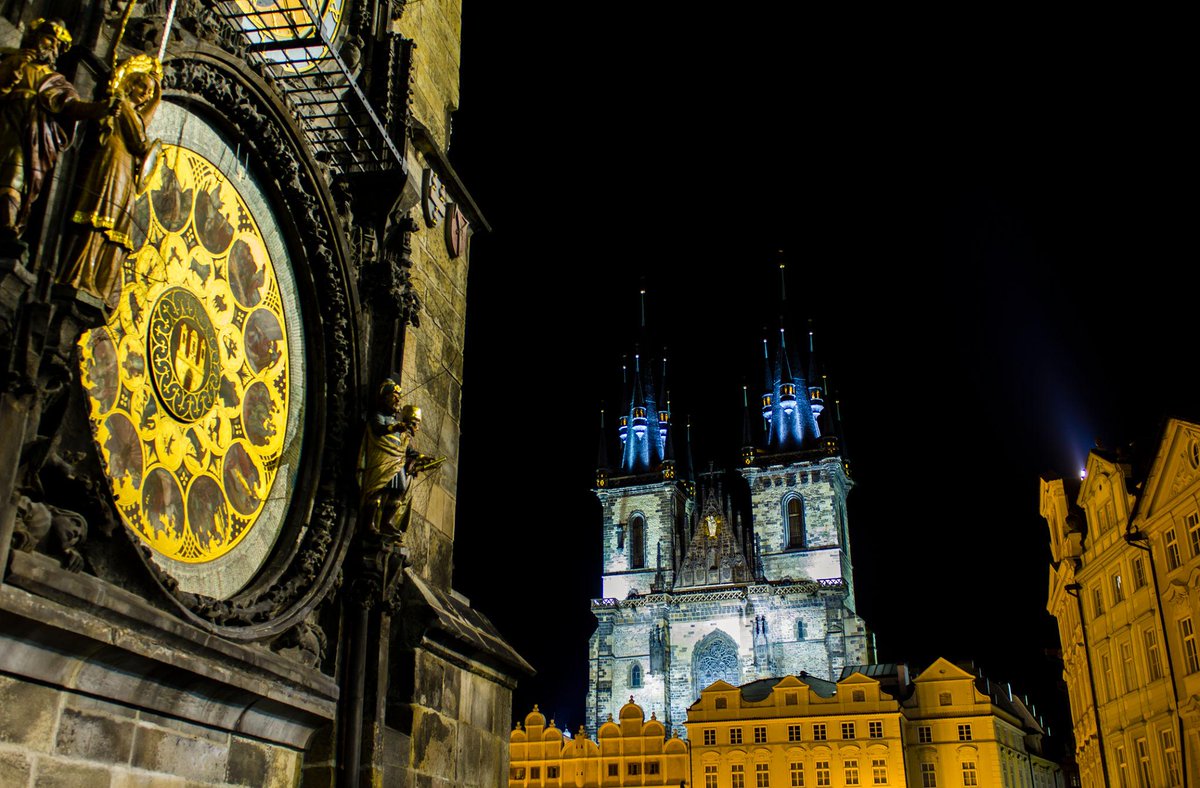 Vivirinvertir1's tweet photo. 9️⃣ Praga, Rep. Checa 🇨🇿
La ciudad de las cien torres. Perderse por Malá Strana o cruzar el Puente de Carlos al amanecer te transporta directamente al siglo XIV. 🏰🕯️ #Praga https://t.co/MPpefJqhFc