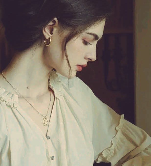 قبل الرحيل
إنهي ذاكرتي
كالمطر
في ساحل بحر
تسقط ولا تعد
وتذوب في المدى
كأنها لم تكن
واترك خلفي وجها بلا ملامح
وقلبا تعلم كيف ينسى
قبل الرحيل
أخلع وجهي القديم
كما يخلع الليل ظله
كي أمضي خفيفه
كأنني لم احب يوما
ولا انكسر قلبي مرتين
لا تتركني هكذا
گ بريد مهجور
بلا عنوان
#فريده_سليم✍️