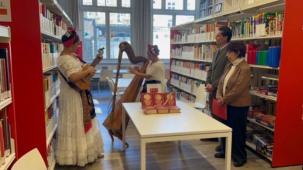 EmbaMexNL's tweet photo. Harpist Cristy de la Rosa won the Audience Award in the semifinals of the World Harp Competition. Ambassador @CMorenoToscano1 met with her to recognize her career and her role as a cultural ambassador for Mexico.
#DiplomaciaCulturalMX #OrgulloMexicano https://t.co/OQMEhD6XwZ