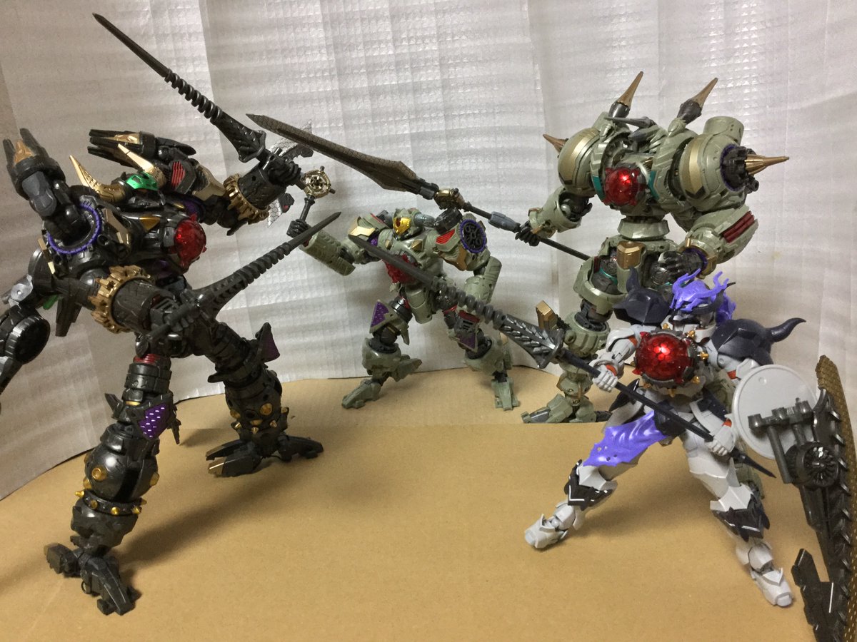 ガイスト騎士団。というか本題は団長ではないのですが…。やっぱり小型ロボと同サイズに出来るとはいえゴリラ体型や手足を縮めただけ感は否めないので３０MFに拡張性を感じている。リッパーはニンジャ風というよりアサシンで良いんじゃなかろうか。
#ダイアクロン　＃30MF