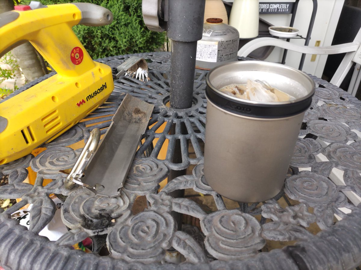 kishimen5963's tweet photo. 庭いじりに冷たいコーヒーをサーモスタックに入れて飲む
即席のダブルウォールになるので結構な時間キンキンに冷えてる
#SOTO
#VARGO https://t.co/8Iibxqnvrj