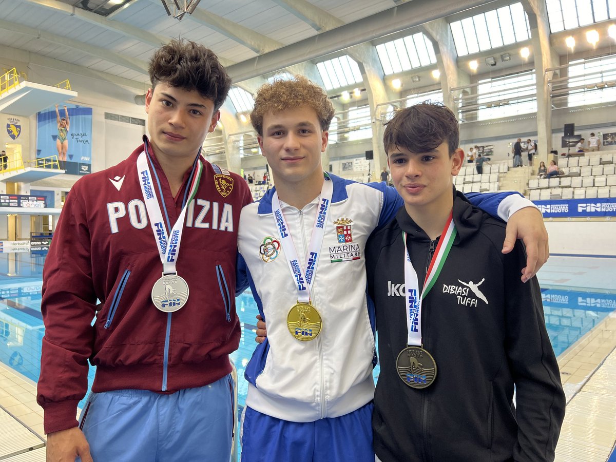 ItalianNavy's tweet image. Ai Campionati Italiani Assoluti Indoor di #tuffi di #Torino così gli atleti di Marina ⚓️:

#Trampolino 1 metro maschile:

⚓️ Com 1ª cl Matteo Santoro 1º classificato 🥇con 424.15 punti.

⚓️ Com 1ª cl Valerio Mosca 2º classificato 🥈con 410.40 punti.

⚓️ Sc 2ª cl Lorenzo Marsaglia