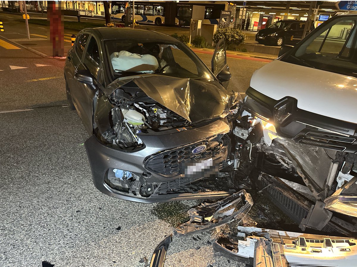 KapoSolothurn's tweet photo. #Olten: Seitlich-frontale Kollision zwischen zwei Autos – niemand verletzt
https://t.co/vQOZONo3yP https://t.co/xyEf5kKklQ