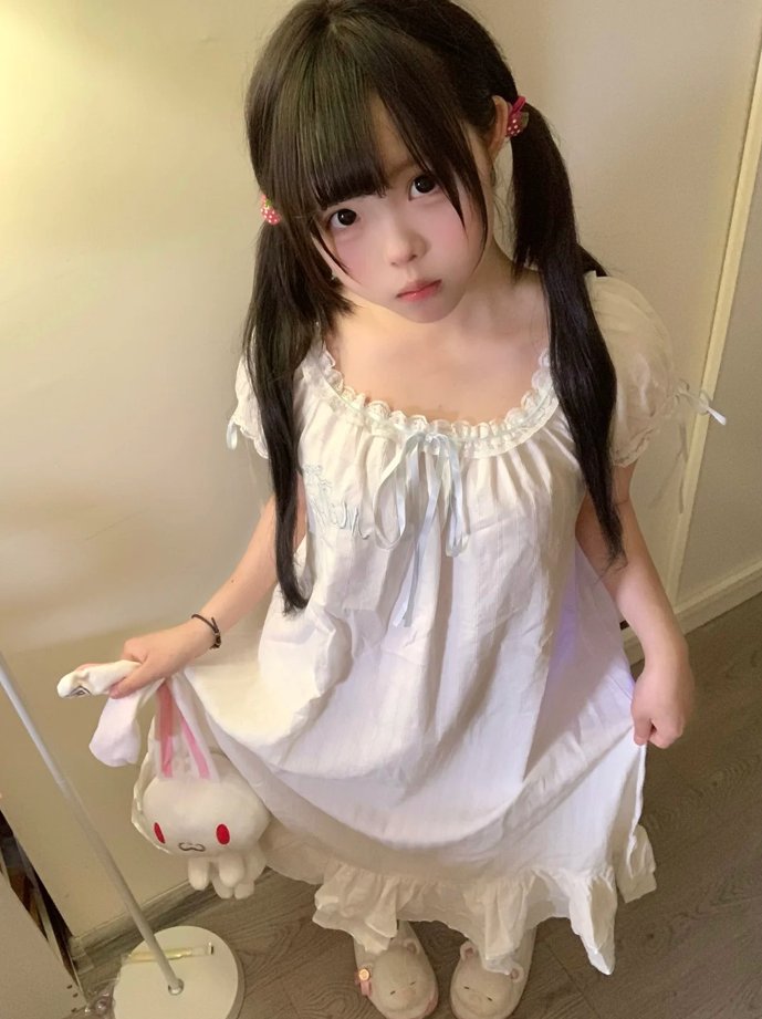 えなこ tweet media