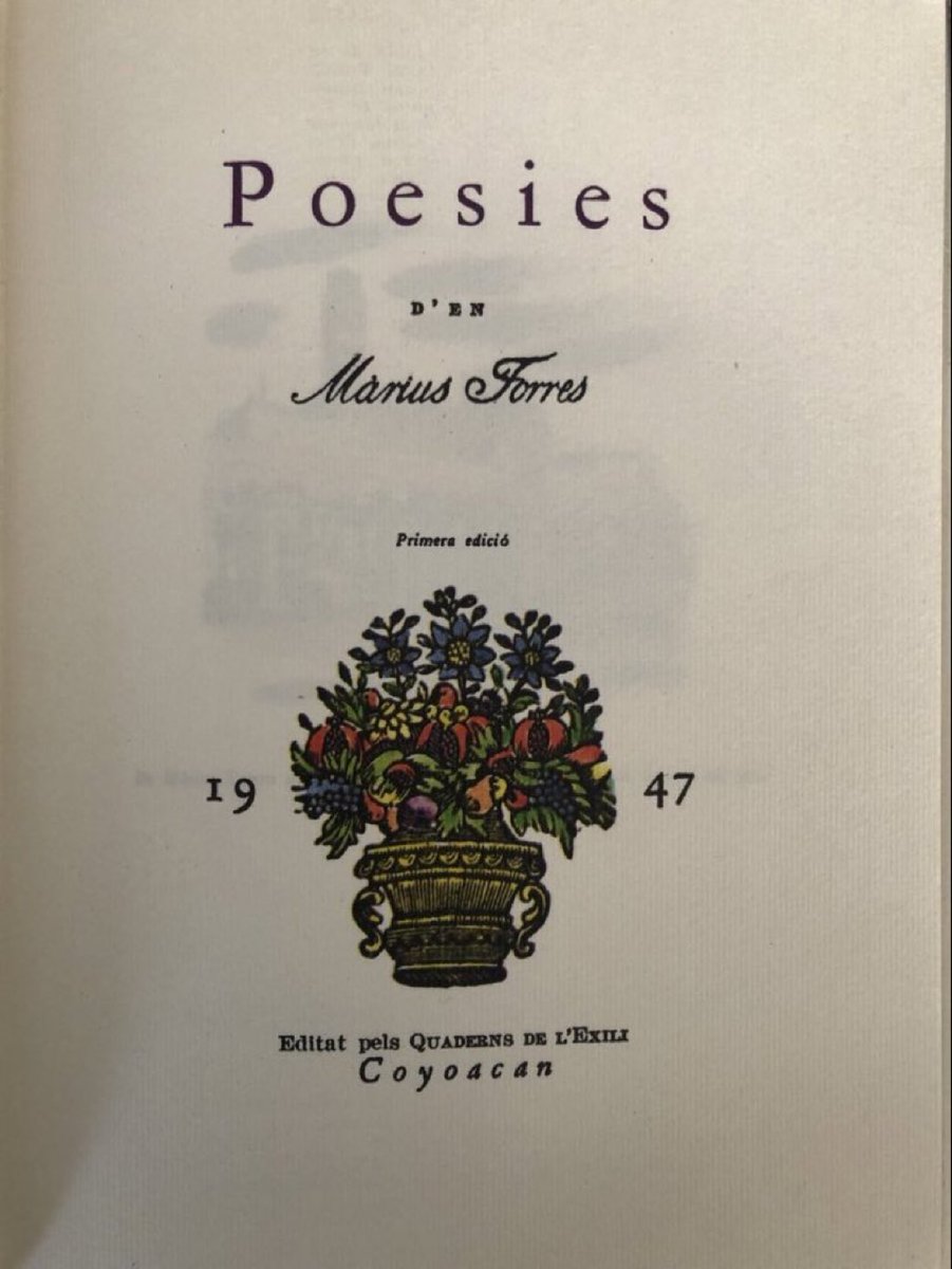 Els murs dels jardins sobreïxen de roses,
els murs de l’espai sobreïxen de blau.
      La llum sobre totes les coses
          ve tèbia com una pau.

Màrius Torres