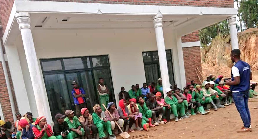 DAP_Rutsiro's tweet photo. Intore mu ikoranabuhanga za @RutsiroDistrict dukomeje gufasha abaturage kugera ku serivisi z’ikoranabuhanga byoroshye. Tubahugura uko bakoresha Irembo(byikorere), kwiyandikisha no gusaba serivisi badategereje abandi.

Ikoranabuhanga ni iterambere! #RutsiroDigital https://t.co/msU11U7k8l