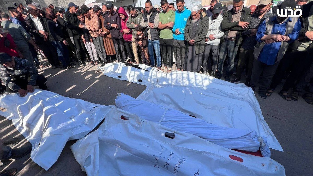 tamerqdh's tweet photo. قتلت إسرائيل أربعة أطفال بالأمس في عدوان واختراق إسرائيلي أديا إلى استشهاد ثلاثة عشر فلسطينياً.

من بين الشهداء طفلان ووالدتهما استشهدوا في قصف منزلهم شمال قطاع غزة، وطفل ووالده وطفل رابع استشهدوا في قصف مركبة شرطة بمواصي خانيونس في مكان مزدحم؛ إذ اعتادت إسرائيل تعمّد قصف مركبات الشرطة عند اقترابها من حشود الأهالي أثناء سيرها تحت مراقبة طائرات الاستطلاع .

كما استشهدت طفلة اليوم متأثرةً بجراحها بعد إصابتها داخل خيمتها بطلق ناري إسرائيلي قبل أيام.

الإبادة مستمرة
