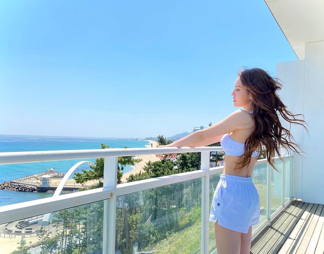 𝐀si de rejalada estuve todo el día porque hoy fue un día de flojera, mi soledad es algo que amare siempre y si la acompaño con el #𝐹riday·𓊆夜晚𓊇·𝕷ive pues mejor todavía ! ♡ quien sabe a lo mejor y me vuelvo una fan con el tiempo, 𝕚dk. 🍄

p𖹭rcǝ𝕝α𝕚n ˖ ࣪ 𝄞 𝕝αd𝕚e !