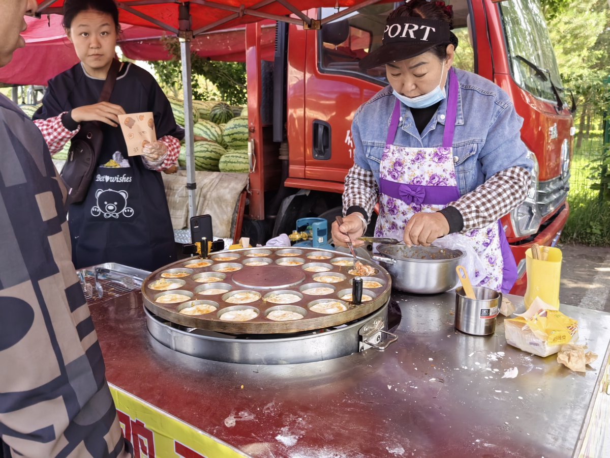 RYengale's tweet image. " Crispy fried dough sticks + sweet soybean milk = perfect street breakfast in China! Bite into the flaky crunch, sip the warm, silky goodness—simple joy, street-style.  #ChineseStreetFood #BreakfastVibes"