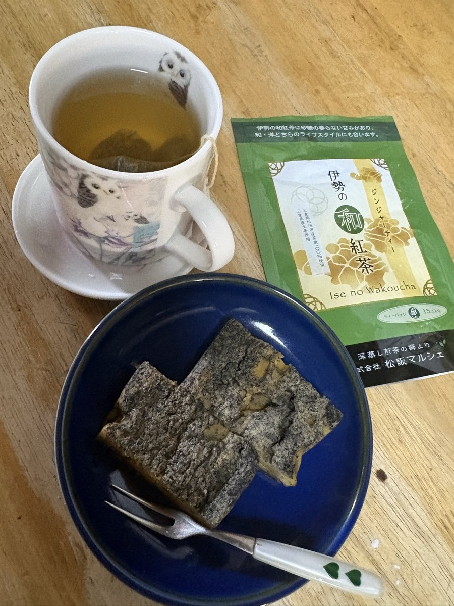 母の誕生日、わすれてたから、冷蔵庫にある物で、なんちゃってケーキ作った😜形の良いとこ、切り分け♪
まぁ、初めてにしては、見栄え良くなったwww
 #レンチンケーキ   #米粉ケーキ