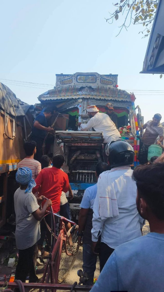 मिर्जापुर, उत्तर प्रदेश

➡️ नरायनपुर मोटर मंडी में दो ट्रकों की आमने-सामने जोरदार भिड़ंत

➡️ हादसे में एक ट्रक चालक केबिन में फंसा

➡️ गैस कटर की मदद से रेस्क्यू ऑपरेशन जारी

➡️ सूचना पर स्थानीय पुलिस मौके पर पहुंची

➡️ राहत एवं बचाव कार्य तेजी से जारी

#Mirzapur #Up #Hindikhabar