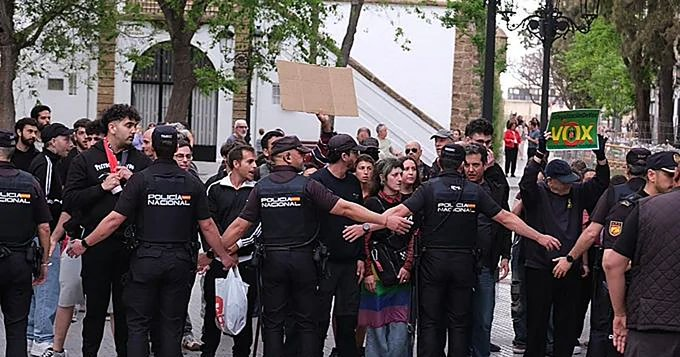 Antifaxismoa's tweet image. #Cadiz Antifascista frente a los mensajes de odio del fascista Vox 
#Andalucia 

Mila esker !  Cadiz