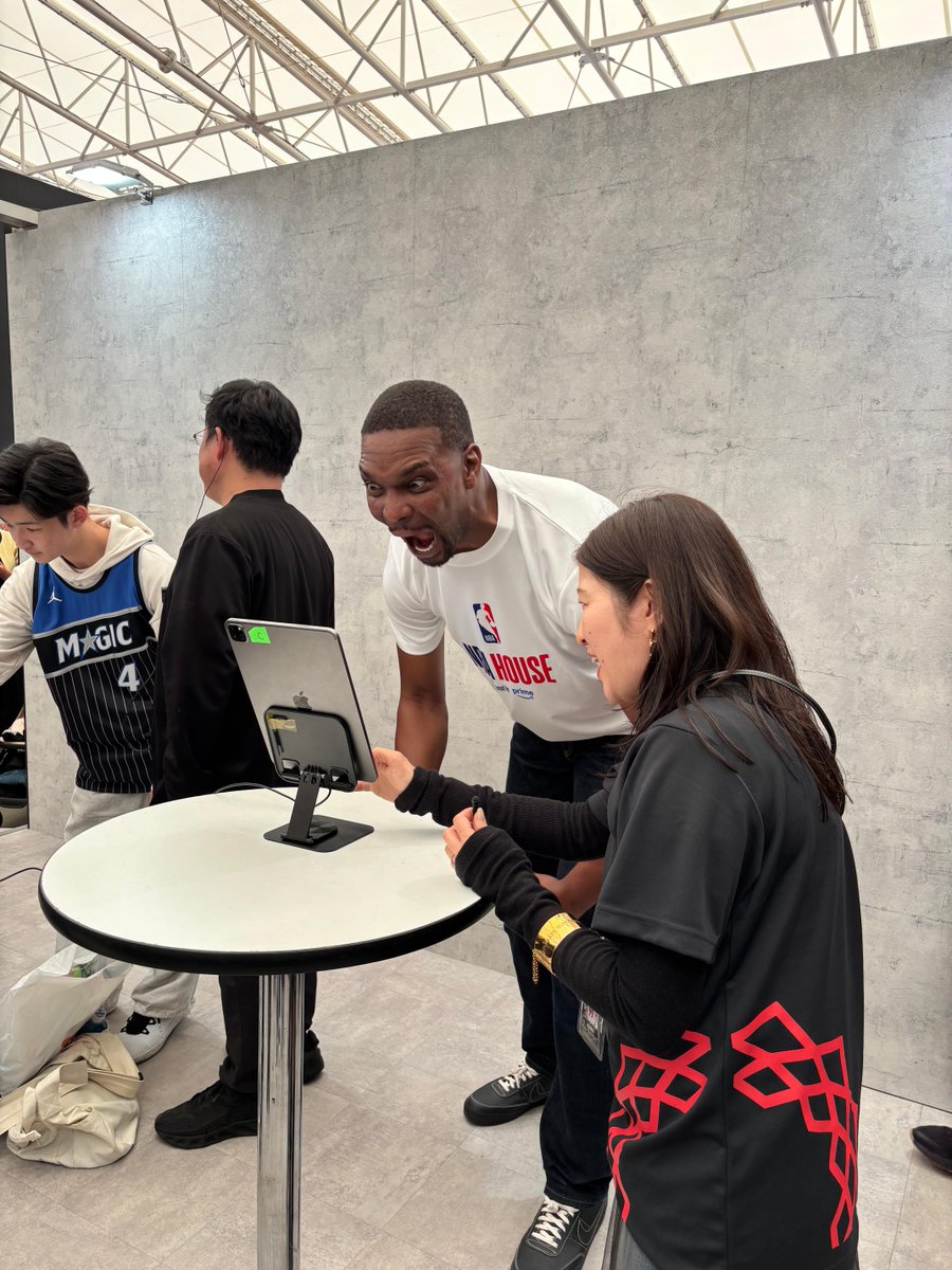 NBA2K_Japan's tweet image. クリス・ボッシュ
「House of 2K」降臨❤️‍🔥

ブースの目玉コンテンツ
「マイチーム」カード作成を体験🔥

世界に1枚のオリジナルカード作りを
レジェンド自ら楽しんでくれました📱🏀

気になる完成は――❓

#NBAHOUSEJAPAN #NBA2K