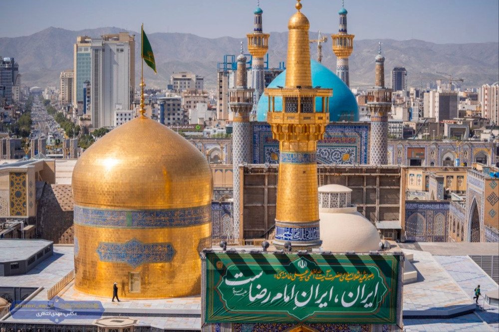 در این سرزمینِ کهن،
خدا خورشید را در گنبد طلاییِ رضا کاشت،
تا هیچ‌گاه تاریکی بر دلمان چیره نشود.
#ایران_امام_رضا 
#ایرانه_سلطان