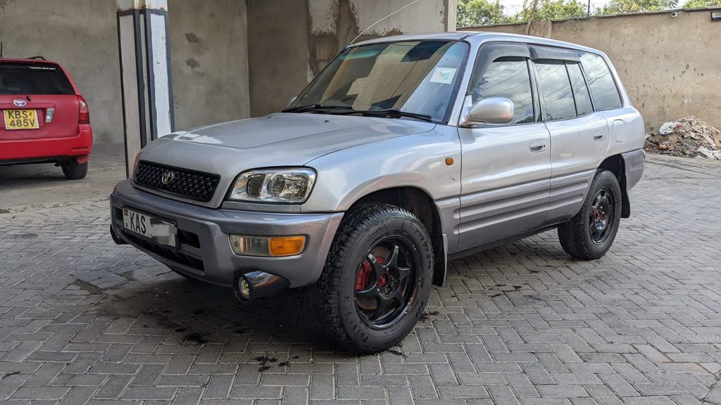Quancho8's tweet photo. TOYOTA RAV4
AUTO
2000CC
490k 
☎️0745097573
LUNGA LUNGA https://t.co/00SBwrKV7M