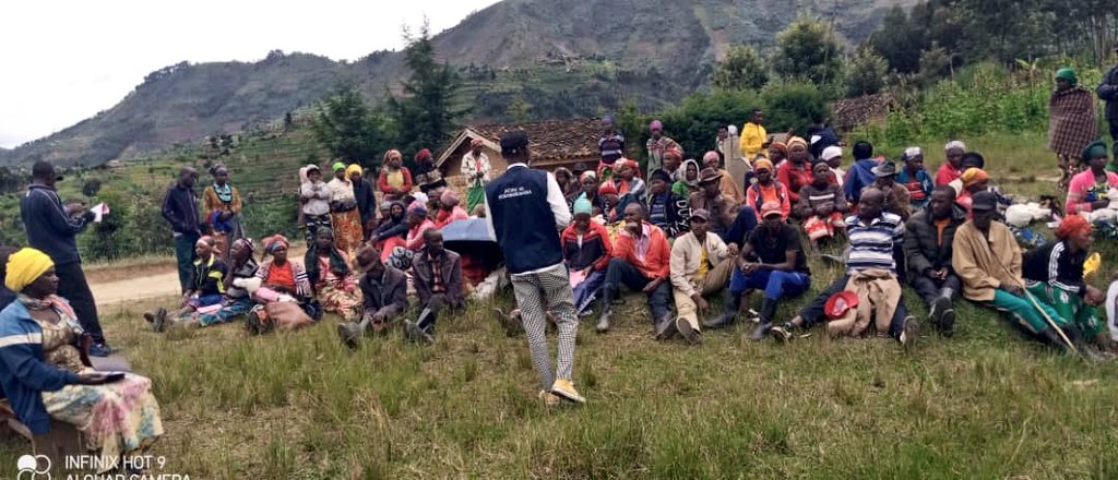 DAP_Rutsiro's tweet photo. Abaturage ba Rutsiro tubigisha gukoresha USSD codes mu kubona serivisi zitandukanye nko kwishyura Mituelle de Santé, kugura umuriro, n’izindi serivisi za buri munsi, kabone n’iyo nta internet baba bafite.

Serivisi hafi yawe! #DigitalAccess #Rwanda https://t.co/4IMKYaMJML