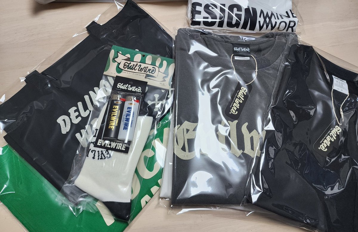 mine4wd's tweet image. #EVILWIRE GW企画のプレゼント👜
黒い服の銀のキラキラ感は肉眼じゃないと分からないけど、凄くいい✨
ついでに作ったロゴTも同時に着弾してたw