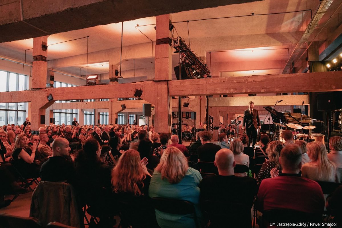 Michalurgol's tweet photo. To był wieczór, w którym jazz nadał rytm naszemu miastu. Inauguracja Jazztrzębie za nami – wernisaż Kasi Stańczyk i koncert Piotr Wojtasik Quintet &amp; Anna Maria Jopek poruszyły publiczność. Dziękuję! Przed nami Maciej Obara Quartet i kolejne wydarzenia. https://t.co/h7dEoj7wLm