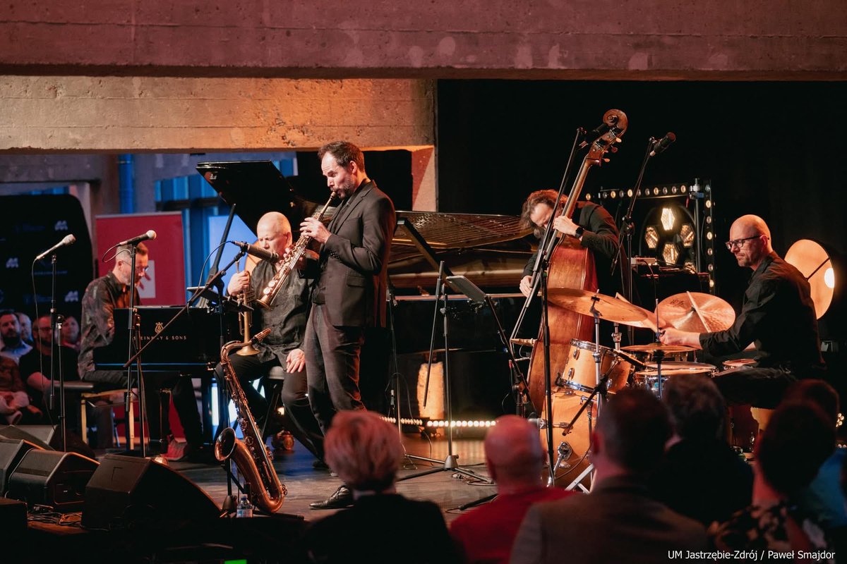 Michalurgol's tweet photo. To był wieczór, w którym jazz nadał rytm naszemu miastu. Inauguracja Jazztrzębie za nami – wernisaż Kasi Stańczyk i koncert Piotr Wojtasik Quintet &amp; Anna Maria Jopek poruszyły publiczność. Dziękuję! Przed nami Maciej Obara Quartet i kolejne wydarzenia. https://t.co/h7dEoj7wLm