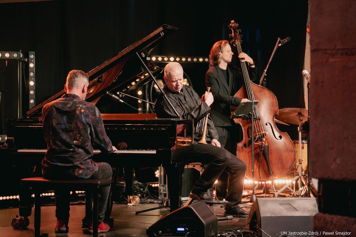 Michalurgol's tweet photo. To był wieczór, w którym jazz nadał rytm naszemu miastu. Inauguracja Jazztrzębie za nami – wernisaż Kasi Stańczyk i koncert Piotr Wojtasik Quintet &amp; Anna Maria Jopek poruszyły publiczność. Dziękuję! Przed nami Maciej Obara Quartet i kolejne wydarzenia. https://t.co/h7dEoj7wLm