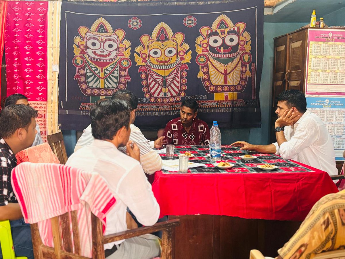 HTH_Odisha's tweet photo. Shri Somesh Upadhyay, Director of Textiles, Odisha, along with senior officials including Deputy Directors & ADT Athagarh paid a visit to Nuapatna Handloom Hub.

During the visit, he interacted with weavers of Nuapatna WCS with regard to infrastructural constraints and occupational hazards for their socio-economic growth. Director also inspected Khandua Complex & Wayside Amenity Centre, Abhimanpur, exploring  integration issues for new weaver-artisan income streams.

@Somesh_IAS @dchandlooms01 @HEPC_India @TexMinIndia