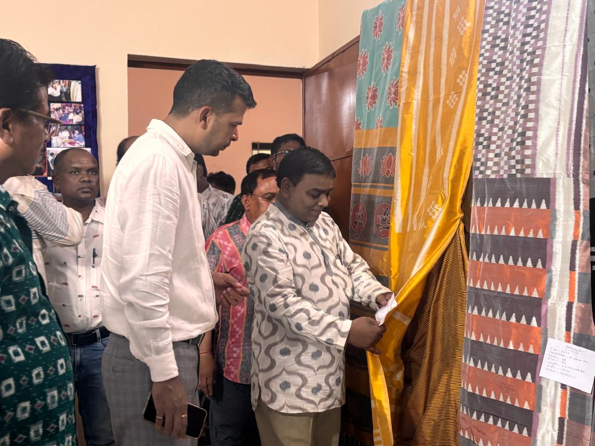 HTH_Odisha's tweet photo. Shri Somesh Upadhyay, Director of Textiles, Odisha, along with senior officials including Deputy Directors & ADT Athagarh paid a visit to Nuapatna Handloom Hub.

During the visit, he interacted with weavers of Nuapatna WCS with regard to infrastructural constraints and occupational hazards for their socio-economic growth. Director also inspected Khandua Complex & Wayside Amenity Centre, Abhimanpur, exploring  integration issues for new weaver-artisan income streams.

@Somesh_IAS @dchandlooms01 @HEPC_India @TexMinIndia