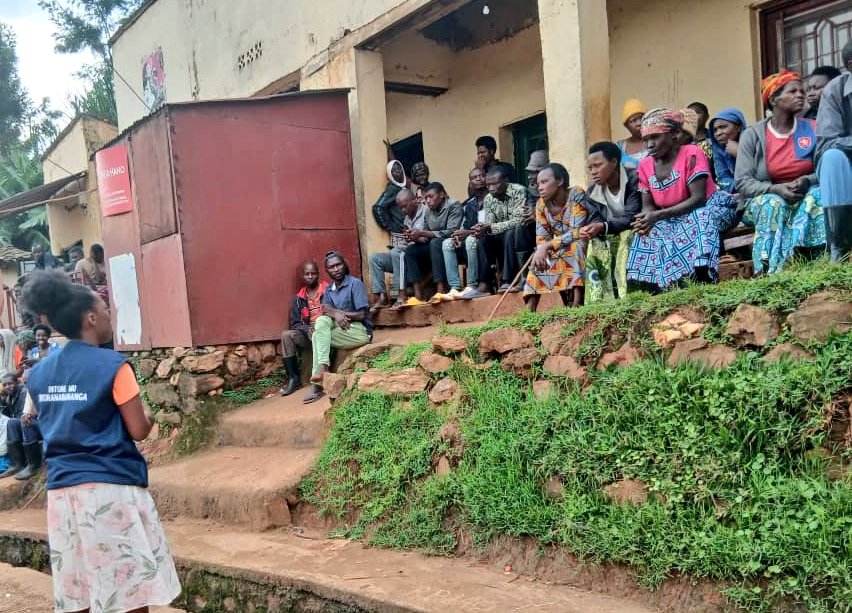 DAP_Rutsiro's tweet photo. Dushyira imbaraga mu kwigisha abaturage kurinda umutekano w’amakuru yabo ndetse tubibutsa igikorwa cy' Indangamuntu koranabuhanga kizaza ndetse n'ibisabwa.

 Umutekano w’amakuru ni ingenzi mu isi y’ikoranabuhanga.
Irinde, wimenye, ukoreshe neza amakuru! #CyberSecurity #Rutsiro https://t.co/Pd72GnQ6Kf