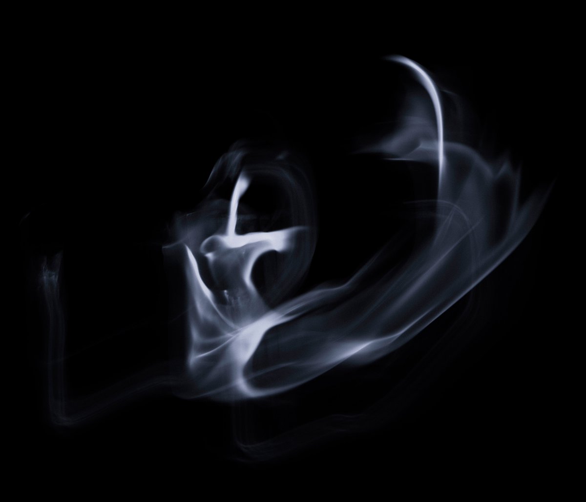 炎あるいは火の粉を被写体として"transience"を表現する試み。数年前に100枚ほど撮影した際はしっくりこず、一応インスタには載せたものの反応はやはり今ひとつだった。それからずっと放置していたのだけど、別の考え事をしていたら閃きらしき感触を得た。来週撮影の機会があるので試してみよう。

An