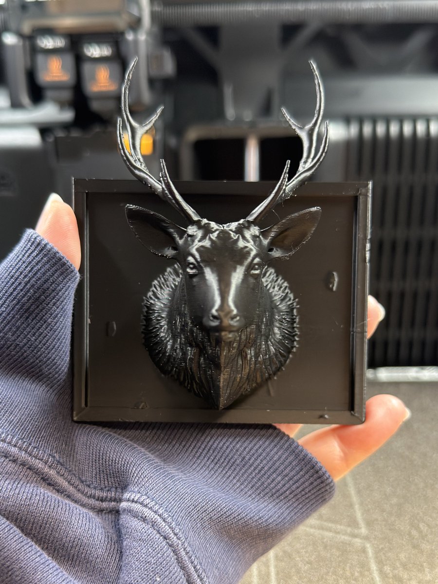 panda_love2156's tweet image. 新作：雄鹿のウォールトロフィー公開！🦌✨

0.16mmピッチで出力した、角の曲線が美しい高精細モデル。厚み（Z軸）100mmが作り出す深い陰影が、壁面に圧倒的な実在感を与えます。

インテリアを格上げする、重厚な造形美を楽しんでください。
#MakerWorld #3DPrinting #鹿 #ウォールデコ