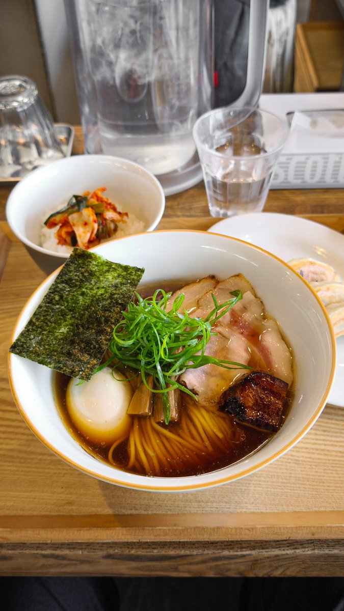 Koi_3939's tweet photo. YOKOKURA STOREHOUSE 小山市
味玉醤油そば
キムチごはんと餃子

久々に週末の昼に訪問
配膳されたまま撮ったけど正面が合ってなかったね💦そんな事も忘れたか😇
ここ最近の傾向のまろやか優しいスープ
シルキーで柔らかめの長い麺に変更になったのかな？

ご馳走様でした😊 https://t.co/UH4m2xt4x6