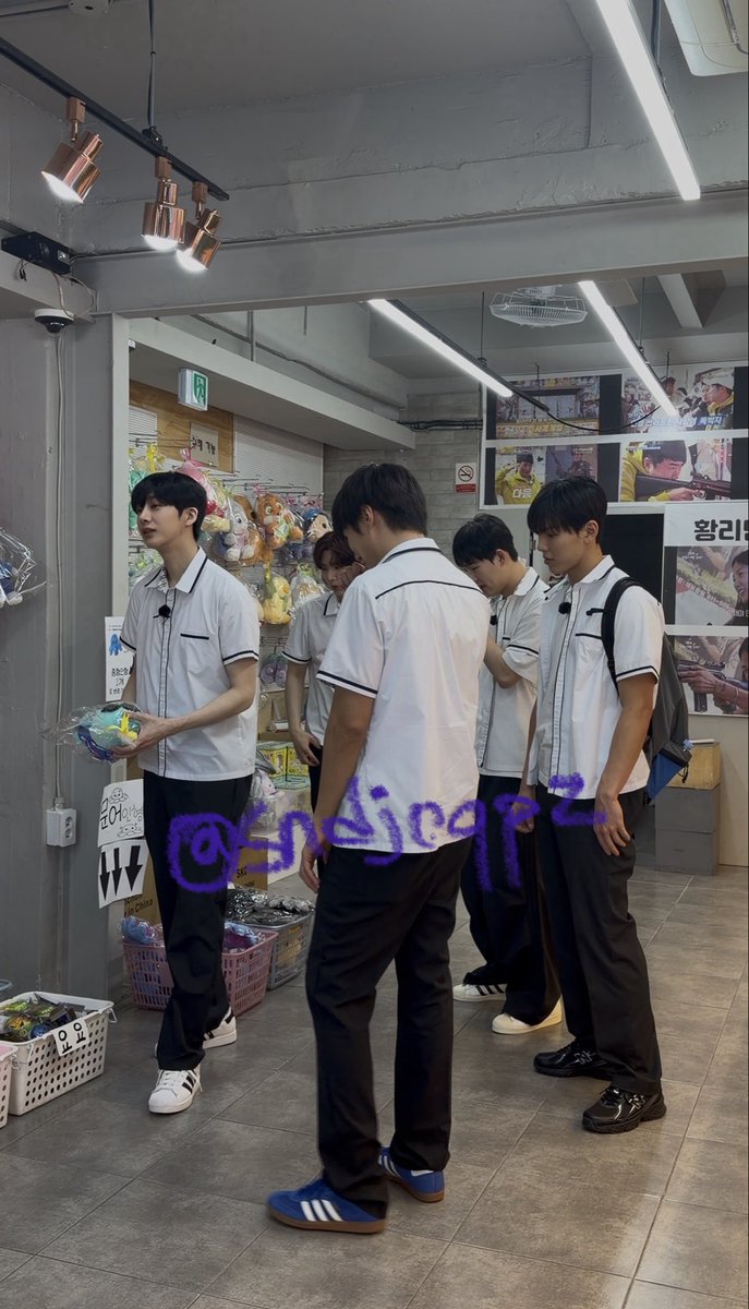 올려도 되는지 모르겠지만.... 너무너무너무너무너무 잘생긴 분들 사진 공유합니다 제대로 나온 게 이거밖에 없어요... ㅠ
몬먹어도 고? 촬영 중인 것 같았고 문제 되면 바로 지울게요