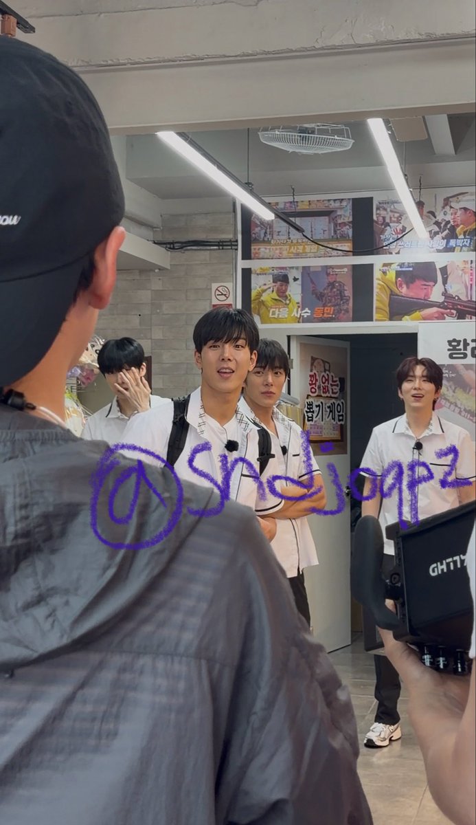 sndjoqpz's tweet photo. 올려도 되는지 모르겠지만.... 너무너무너무너무너무 잘생긴 분들 사진 공유합니다 제대로 나온 게 이거밖에 없어요... ㅠ
몬먹어도 고? 촬영 중인 것 같았고 문제 되면 바로 지울게요 https://t.co/D9qYUJJxfm