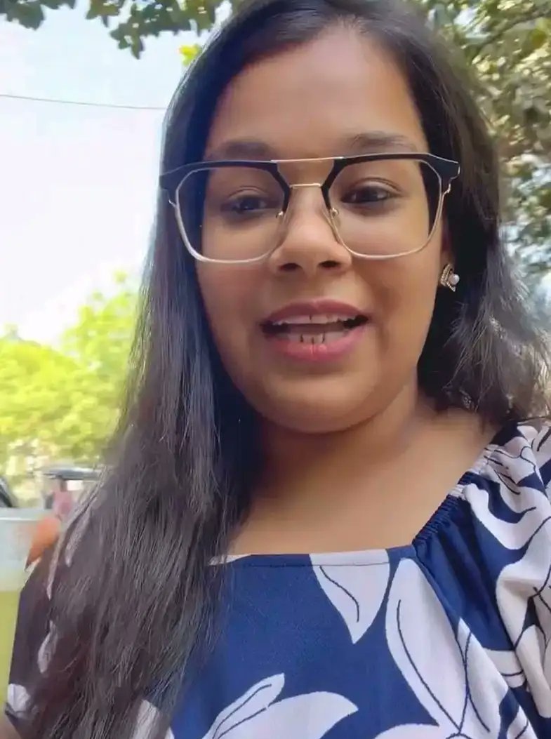Eisha1099's tweet image. A girl was standing at a sugarcane juice stall to have some juice when a beggar came and asked her for money

The girl asked, “Instead of begging, will you work? You can sweep and mop.”

The beggar agreed.
Then she asked, “How much will you take?

He replied, “₹1000 for a day.”