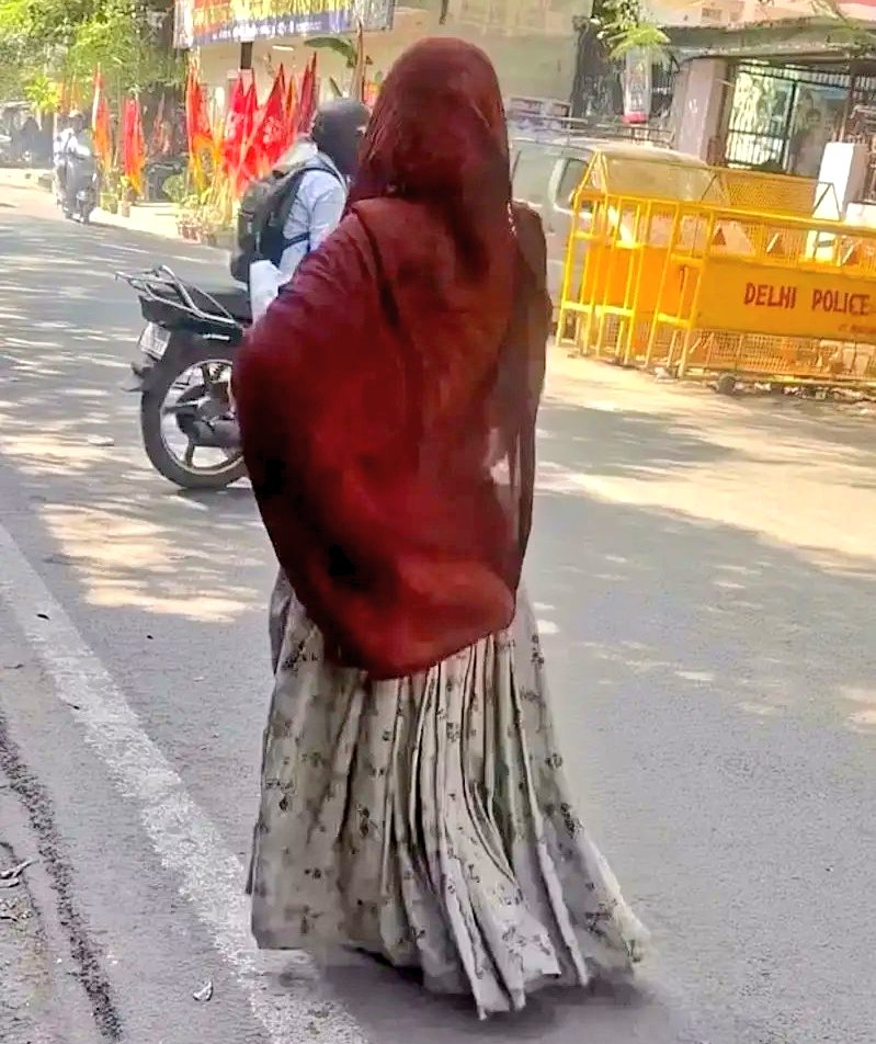 Eisha1099's tweet image. A girl was standing at a sugarcane juice stall to have some juice when a beggar came and asked her for money

The girl asked, “Instead of begging, will you work? You can sweep and mop.”

The beggar agreed.
Then she asked, “How much will you take?

He replied, “₹1000 for a day.”