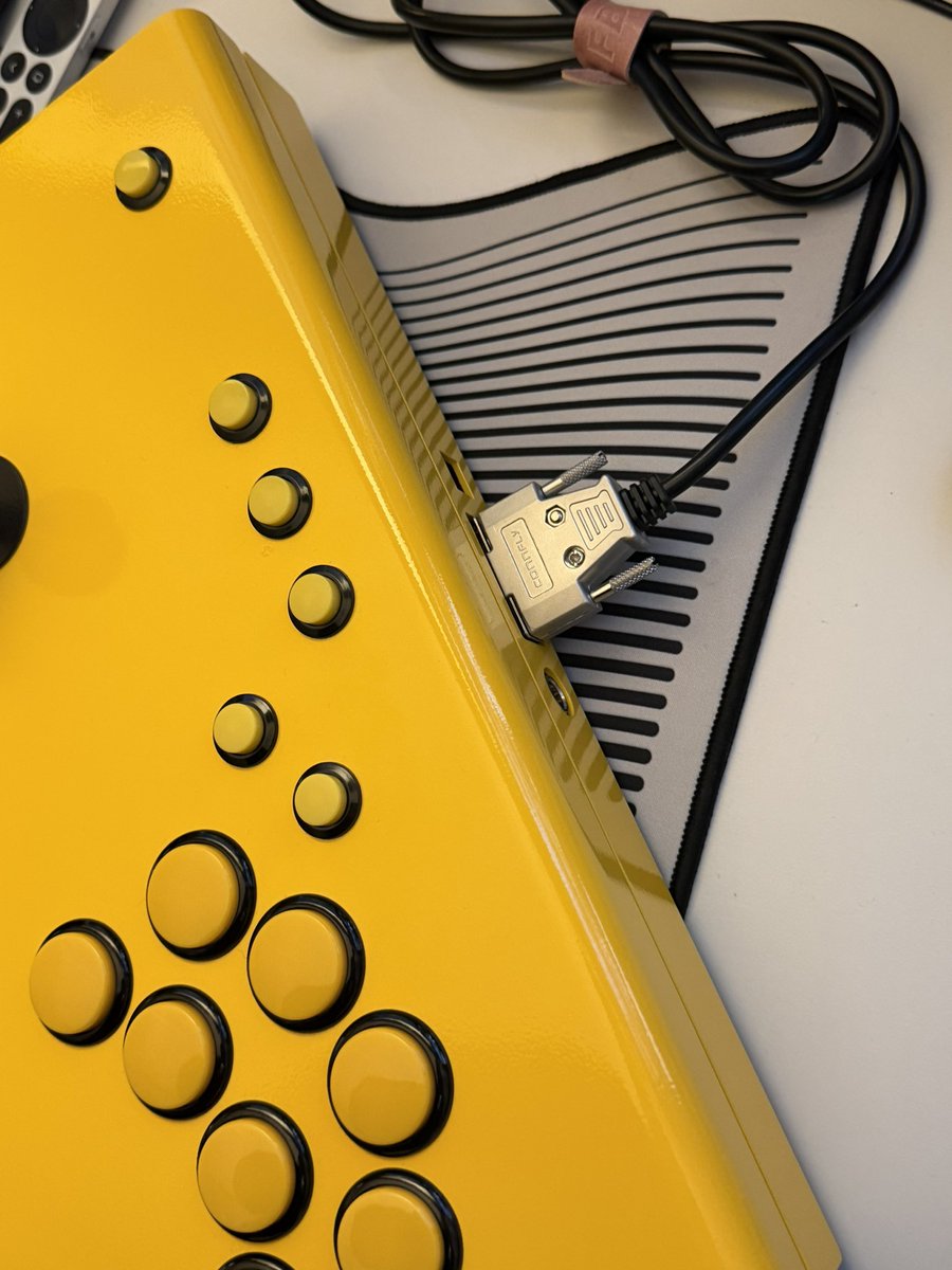 keemnacho's tweet photo. NEOGEO AES+ 기념으로 MiSTer FPGA로 돌려보는 가로우. 네오지오 코어와 DB15 SNAC과 함께라면 실기와 동일한 체험을 할 수 있다. Yo-O님과 숲속라키(@RCAVictorCo )님의 협업스틱은 내부기판 카트리지형으로 USB용 기판과 아케이드 기판 교체가능. https://t.co/jHnpeGX9Ro