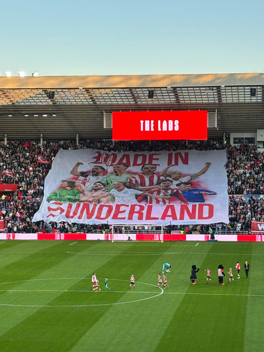 awaydayladsfs's tweet image. sunderland tifo last night for home grown players and chorus of 'cant help falling in love' 

#oneofourown #sunderland #homegrown #mackems 
#safc