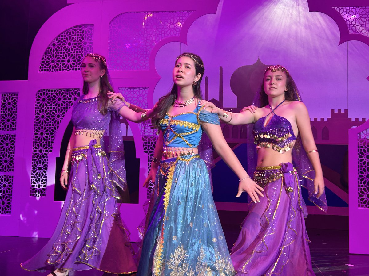 nazaretoporto's tweet photo. Nuestros alumnos de 4º ESO nos han llevado al mágico mundo de Aladdín 🕌✨ Un musical lleno de aventuras, talento y emoción, donde han brillado en cada escena 🎭🎶

👏 ¡Enhorabuena por este increíble trabajo! Estamos muy orgullosos 💙💫 https://t.co/5smh3sZU2I