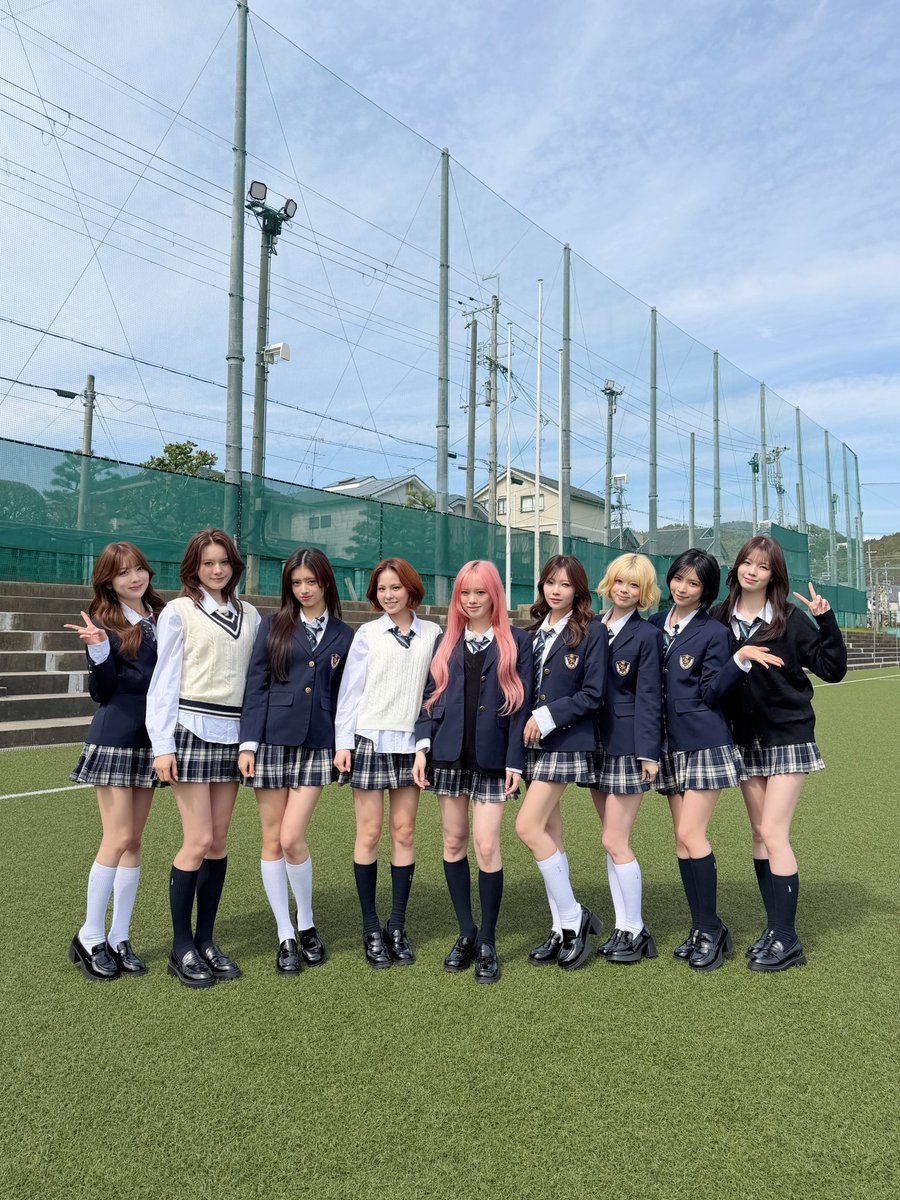 NiziU__official's tweet image. ／
このあと18:30〜放送
「新しいカギ」にNiziUが出演！
＼

約1000人の生徒のみなさんとの
学校かくれんぼをお楽しみに🏫🔑

📺番組HPはコチラ
fujitv.co.jp/newkey/

#NiziU #ニジュー #니쥬 #WithU
#新しいカギ @atarashiikagi