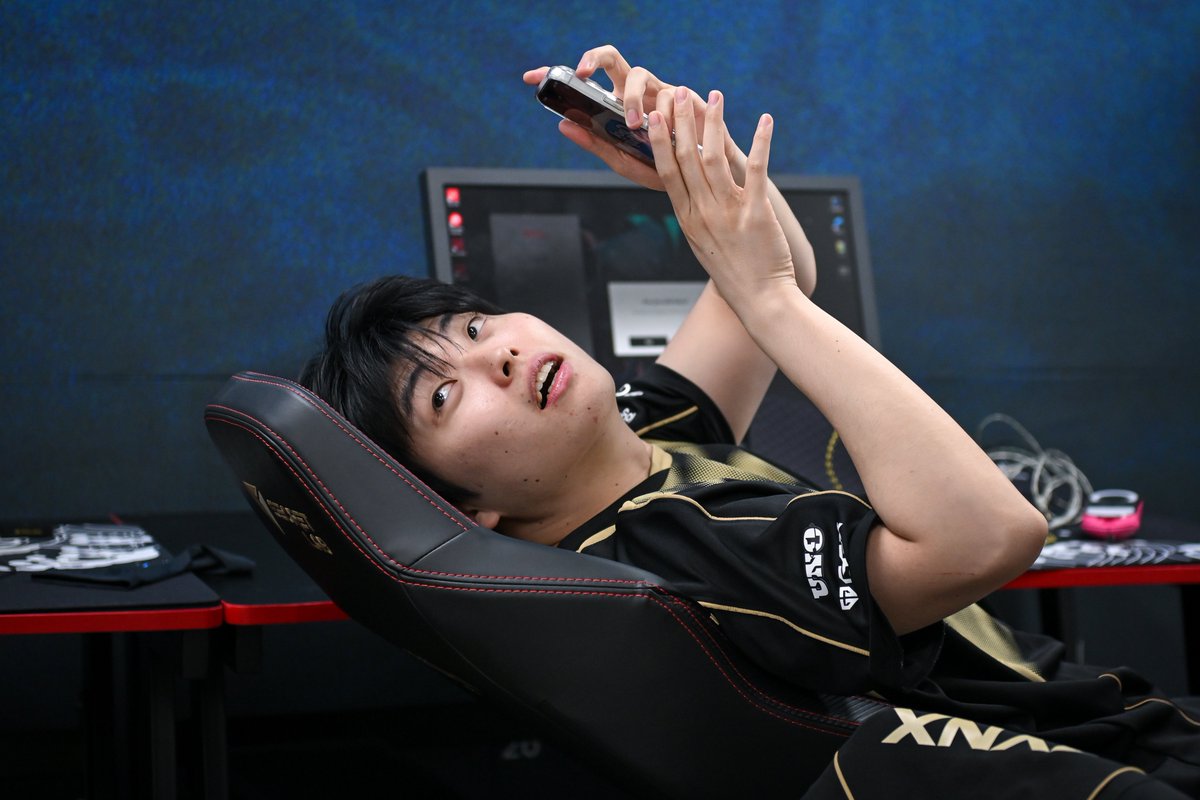 vctpacific's tweet photo. Lounging around backstage before the game 💆 https://t.co/hI2s08exCQ